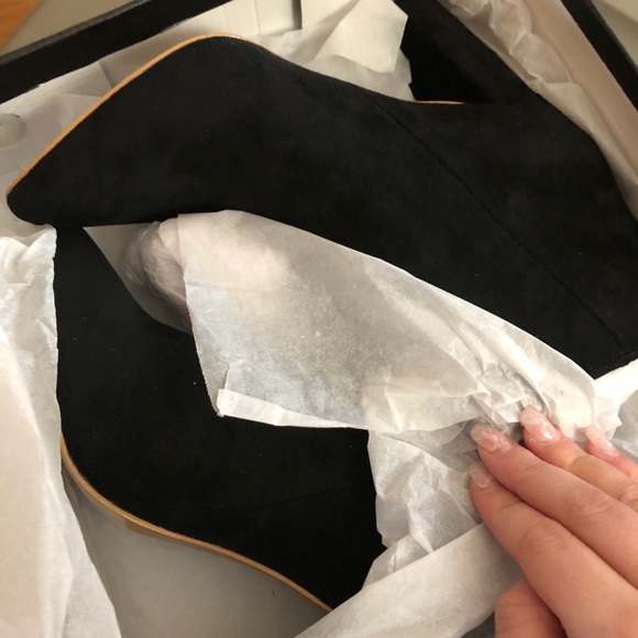NIB FAUX SUEDE BOOTIE VICI COLLECTION 💕SIZE 8M - Picture 5 of 6